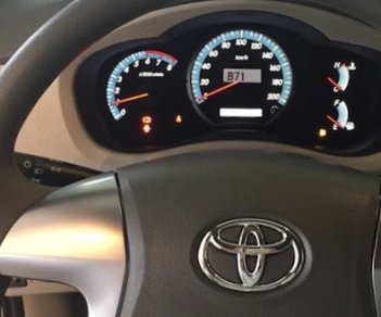 Toyota Innova 2.0E 2016 - Cần bán lại xe Toyota Innova 2.0E năm 2016, màu vàng, ít sử dụng