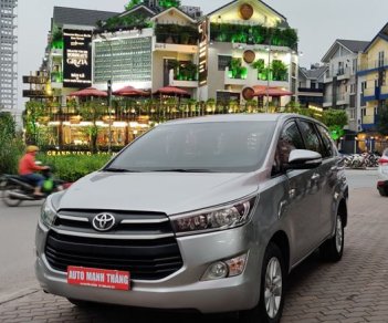 Toyota Innova 2.0E 2017 - Bán xe Toyota Innova 2.0E đời 2017, màu bạc