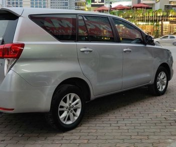 Toyota Innova 2.0E 2017 - Bán xe Toyota Innova 2.0E đời 2017, màu bạc