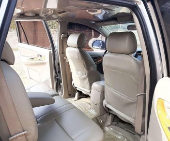 Toyota Innova   2010 - Cần bán xe Toyota Innova sản xuất 2010, màu bạc xe gia đình