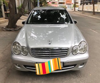 Mercedes-Benz C class 2005 - Bán Mercedes đời 2005, màu bạc, xe gia đình