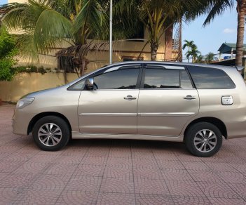 Toyota Innova E 2015 - Gia đình tôi cần bán Toyota Innova E sản xuất 2015, màu vàng, giá hơn 300tr