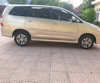 Toyota Innova E 2015 - Gia đình tôi cần bán Toyota Innova E sản xuất 2015, màu vàng, giá hơn 300tr