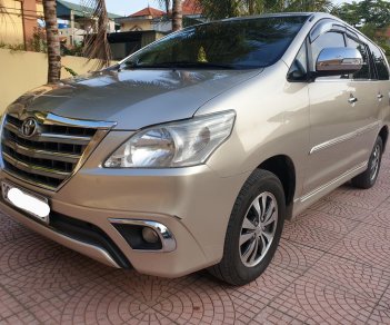 Toyota Innova E 2015 - Gia đình tôi cần bán Toyota Innova E sản xuất 2015, màu vàng, giá hơn 300tr