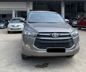 Toyota Innova 2.0E 2018 - Cần bán xe Toyota Innova 2.0E đời 2018, màu nâu, 640tr