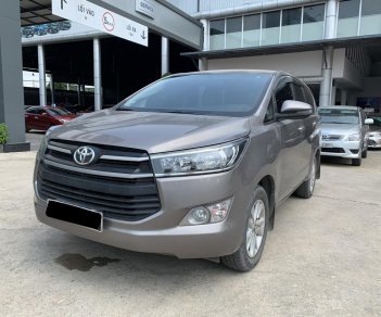 Toyota Innova 2.0E 2018 - Cần bán xe Toyota Innova 2.0E đời 2018, màu nâu, 640tr