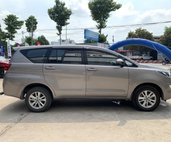 Toyota Innova 2.0E 2018 - Cần bán xe Toyota Innova 2.0E đời 2018, màu nâu, 640tr