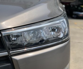 Toyota Innova 2.0E 2018 - Cần bán xe Toyota Innova 2.0E đời 2018, màu nâu, 640tr