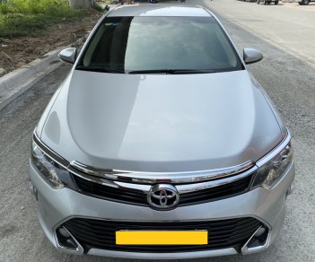 Toyota Camry 2.0E 2017 - Cần bán xe Toyota Camry 2.0E 2017 màu bạc, xe đẹp đi kĩ, chính hãng Toyota Sure