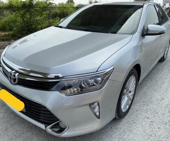 Toyota Camry 2.0E 2017 - Cần bán xe Toyota Camry 2.0E 2017 màu bạc, xe đẹp đi kĩ, chính hãng Toyota Sure