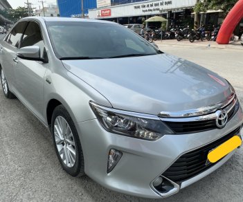 Toyota Camry 2.0E 2017 - Cần bán xe Toyota Camry 2.0E 2017 màu bạc, xe đẹp đi kĩ, chính hãng Toyota Sure