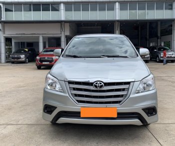 Toyota Innova 2.0E 2015 - Bán xe Toyota Innova 2.0E 2015 màu bạc, xe đẹp đi kĩ chính hãng Toyota Sure