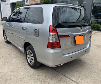 Toyota Innova 2.0E 2015 - Bán xe Toyota Innova 2.0E 2015 màu bạc, xe đẹp đi kĩ chính hãng Toyota Sure