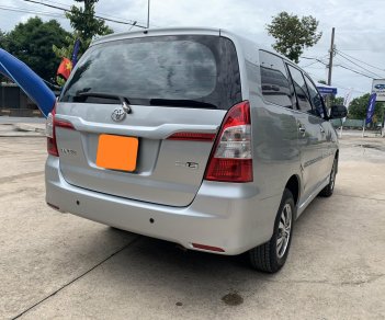 Toyota Innova 2.0E 2015 - Bán xe Toyota Innova 2.0E 2015 màu bạc, xe đẹp đi kĩ chính hãng Toyota Sure