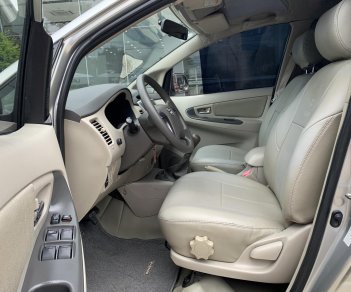 Toyota Innova 2.0E 2015 - Bán xe Toyota Innova 2.0E 2015 màu bạc, xe đẹp đi kĩ chính hãng Toyota Sure