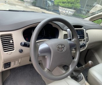 Toyota Innova 2.0E 2015 - Bán xe Toyota Innova 2.0E 2015 màu bạc, xe đẹp đi kĩ chính hãng Toyota Sure