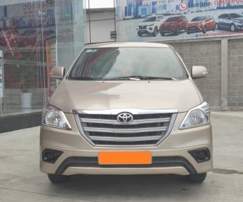 Toyota Innova E 2015 - Bán xe Toyota Innova 2.0E 2015 màu nâu vàng, xe đẹp đi kĩ chính hãng Toyota Sure