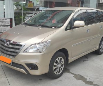 Toyota Innova E 2015 - Bán xe Toyota Innova 2.0E 2015 màu nâu vàng, xe đẹp đi kĩ chính hãng Toyota Sure