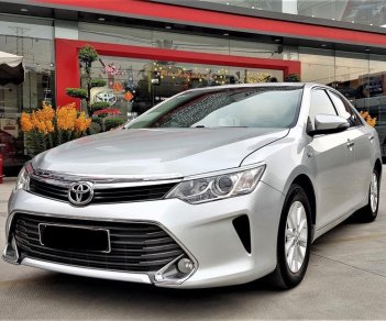 Toyota Camry E 2015 - Cần bán xe Toyota Camry 2.0E 2015 màu bạc, xe đẹp đi kĩ, chính hãng Toyota Sure