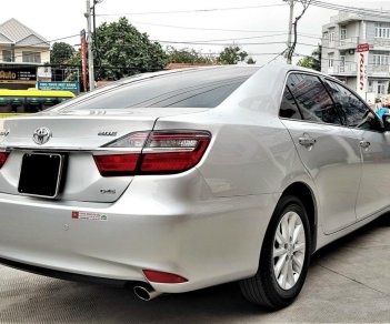 Toyota Camry E 2015 - Cần bán xe Toyota Camry 2.0E 2015 màu bạc, xe đẹp đi kĩ, chính hãng Toyota Sure