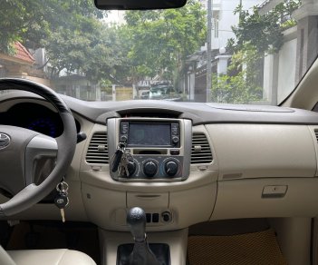 Toyota Innova 2.0E 2017 - Cần bán Toyota Innova 2.0E đời 2017, màu bạc, chính chủ, giá tốt