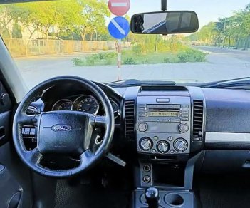 Ford Everest   2.5L 4x2 MT  2014 - Bán xe Ford Everest 2.5L 4x2 MT năm sản xuất 2014, màu vàng  