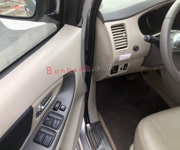 Toyota Innova 2014 - Cần bán Toyota Innova sản xuất 2014, màu bạc xe gia đình