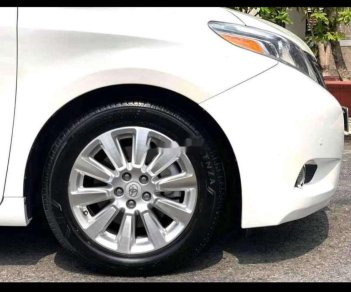 Toyota Sienna     2015 - Cần bán gấp Toyota Sienna năm sản xuất 2015, màu trắng xe gia đình