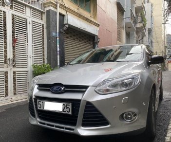 Ford Focus 2015 - Cần bán lại xe Ford Focus năm sản xuất 2015, màu bạc xe gia đình