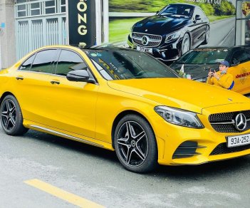 Mercedes-Benz C300     2021 - Cần bán lại xe Mercedes 2021, màu vàng còn mới