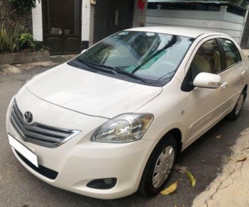 Toyota Vios E 2013 - Bán Toyota Vios E sản xuất năm 2013, màu trắng chính chủ, giá 235tr