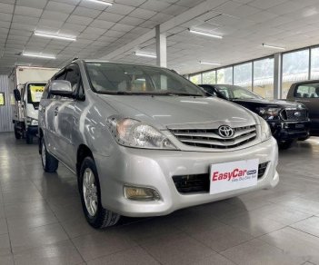 Toyota Innova 2.0G 2011 - Bán Toyota Innova 2.0G năm 2011, màu bạc