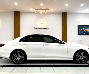 Mercedes-Benz E300 2021 - Cần bán gấp Mercedes E300 sản xuất 2021, màu trắng, xe nhập chính chủ