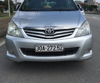 Toyota Innova 2010 - Cần bán Toyota Innova năm sản xuất 2010, màu bạc xe gia đình