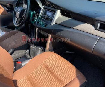 Toyota Innova   2.0E   2019 - Bán xe Toyota Innova 2.0E năm 2019, màu bạc xe gia đình  