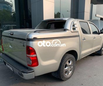 Toyota Hilux   2012 - Bán ô tô Toyota Hilux E sản xuất năm 2012, màu bạc, xe nhập chính chủ, giá chỉ 379 triệu