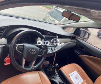Toyota Innova 2.0E 2019 - Cần bán gấp Toyota Innova 2.0E năm sản xuất 2019, màu xám