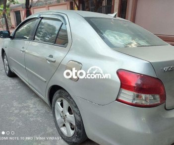 Toyota Vios E 2010 - Cần bán lại xe Toyota Vios E MT đời 2010, màu bạc số sàn giá cạnh tranh