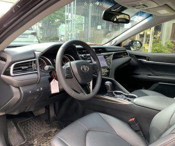 Toyota Camry AT 2020 - Bán xe Toyota Camry AT sản xuất năm 2020, xe màu đen, cực sang và mới, có trả góp