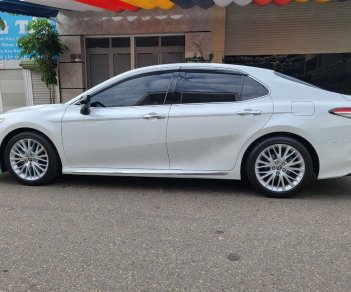 Toyota Camry   2.5QAT 2019 - Cần bán lại xe Toyota Camry 2.5QAT sản xuất năm 2019, màu trắng, nhập khẩu