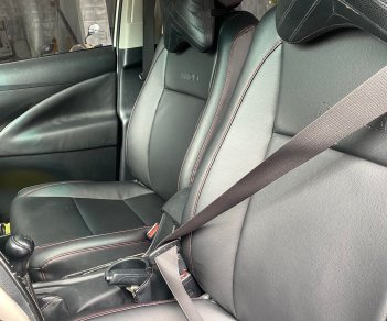 Toyota Innova MT 2017 - Cần bán lại xe Toyota Innova MT năm 2017, màu trắng