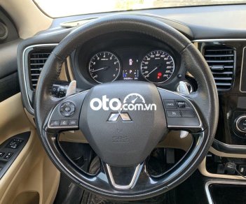 Mitsubishi Outlander  2.0 Premium 2018 - Bán Mitsubishi Outlander 2.0 Premium sản xuất năm 2018, màu đen còn mới 