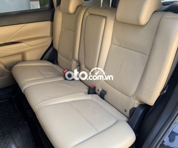 Mitsubishi Outlander  2.0 Premium 2018 - Bán Mitsubishi Outlander 2.0 Premium sản xuất năm 2018, màu đen còn mới 