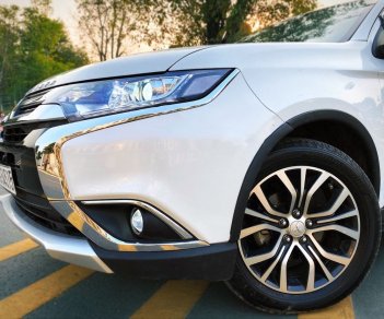 Mitsubishi Outlander   2.0 CVT 2019 - Cần bán gấp Mitsubishi Outlander 2.0 CVT sản xuất năm 2019, màu trắng