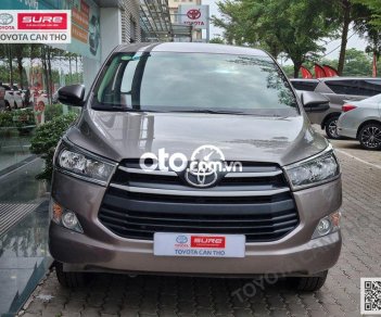 Toyota Innova 2.0E MT 2018 - Bán Toyota Innova 2.0E MT năm 2018, màu đồng ánh kim