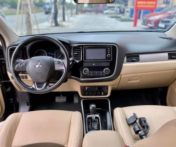 Mitsubishi Stavic 2018 - Bán Mitsubishi Outlander 2.0 CVT năm 2018, màu đen giá cạnh tranh