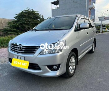 Toyota Innova E 2014 - Bán ô tô Toyota Innova E năm sản xuất 2014, màu bạc chính chủ, giá chỉ 355 triệu