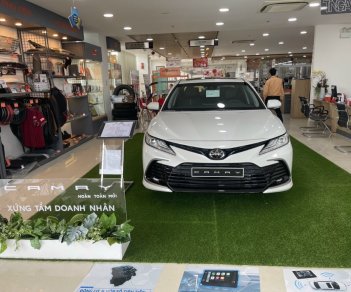Toyota Camry 2022 - Bán xe Toyota Camry sản xuất 2022, màu trắng, xe nhập