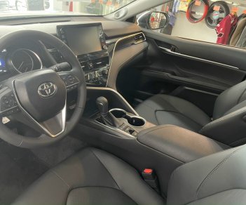 Toyota Camry 2022 - Bán xe Toyota Camry sản xuất 2022, màu trắng, xe nhập
