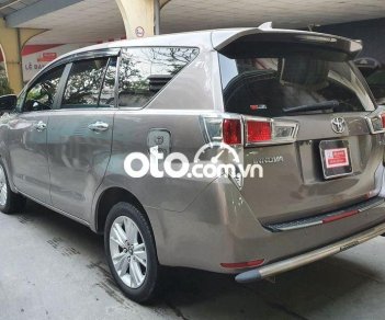 Toyota Innova   V AT 2017 - Cần bán lại xe Toyota Innova V AT năm 2017, màu xám, 690tr